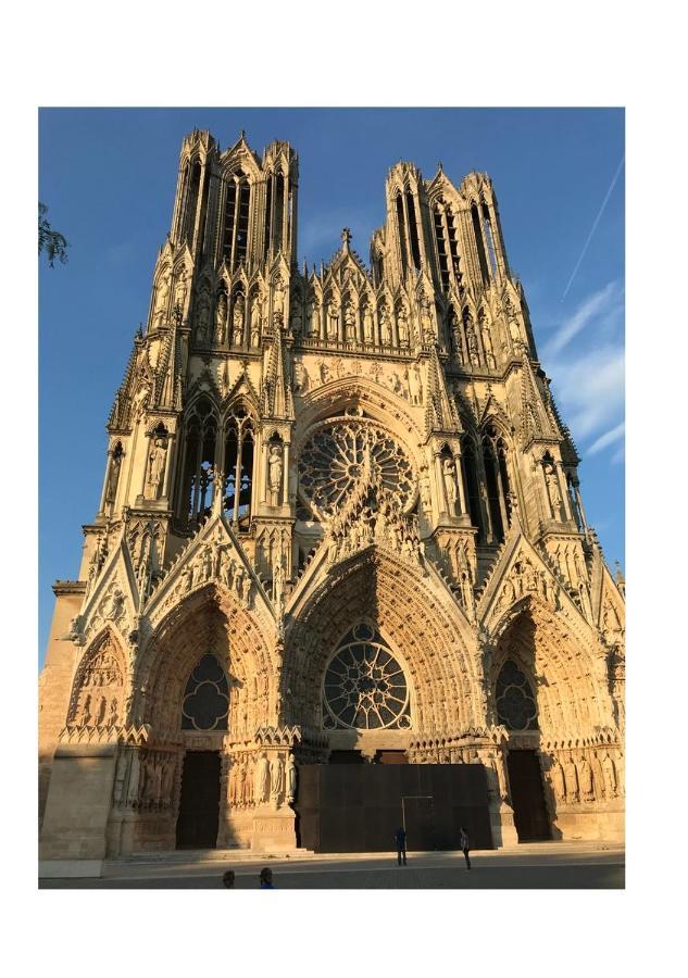 Suite du Crypto - vue imprenable sur la place du Forum Reims Extérieur photo